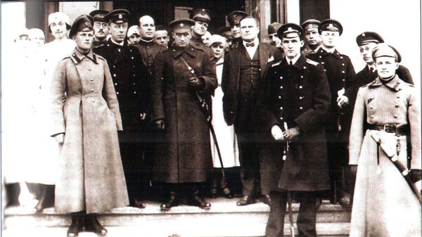Адмирал Колчак, его офицеры и представители союзников. 1919 год Адмирал Колчак, его офицеры и представители союзников. 1919 год