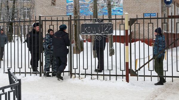 Сотрудники полиции у школы № 127 в Перми. 15 января 2018 Сотрудники полиции у школы № 127 в Перми. 15 января 2018