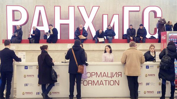 Посетители у стойки информации на VIII Гайдаровском форуме Россия и мир: выбор приоритетов в Москве Посетители у стойки информации на VIII Гайдаровском форуме Россия и мир: выбор приоритетов в Москве