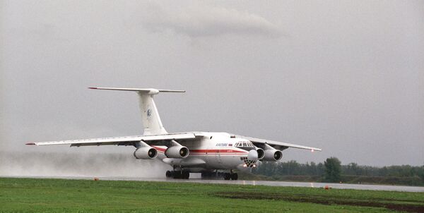 Самолет ИЛ-76 на взлетно-посадочной полосе аэропорта Перми. Архив Самолет ИЛ-76 на взлетно-посадочной полосе аэропорта Перми. Архив