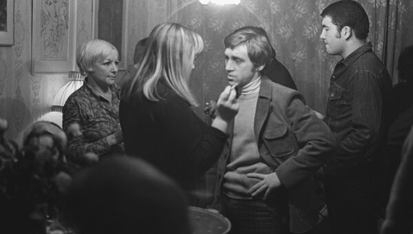 Советская и российская актриса, режиссёр, народная артистка СССР, главный режиссёр театра Современник Галина Борисовна Волчек (в центре) и выдающийся советский поэт, бард, актёр Владимир Семёнович Высоцкий (1938-1980) Советская и российская актриса, режиссёр, народная артистка СССР, главный режиссёр театра Современник Галина Борисовна Волчек (в центре) и выдающийся советский поэт, бард, актёр Владимир Семёнович Высоцкий (1938-1980)