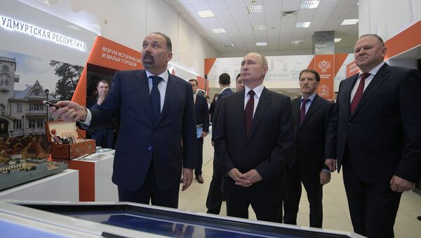 Владимир Путин и министр строительства и жилищно-коммунального хозяйства РФ Михаил Мень в Коломне. 17 января 2018 Владимир Путин и министр строительства и жилищно-коммунального хозяйства РФ Михаил Мень в Коломне. 17 января 2018