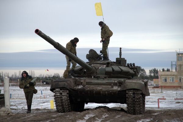 Военнослужащие загружают боеприпасы для стрельбы во время отборочного этапа конкурса Танковый биатлон-2018 среди танковых экипажей соединений Центрального и Западного военных округов на полигоне Погоново в Воронежской области Военнослужащие загружают боеприпасы для стрельбы во время отборочного этапа конкурса Танковый биатлон-2018 среди танковых экипажей соединений Центрального и Западного военных округов на полигоне Погоново в Воронежской области