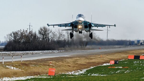 Истребитель-бомбардировщик Су-34 во время посадки на автотрассу в Ростовской области в ходе летно-тактических учений 4-й армии ВВС и ПВО Южного военного округа Истребитель-бомбардировщик Су-34 во время посадки на автотрассу в Ростовской области в ходе летно-тактических учений 4-й армии ВВС и ПВО Южного военного округа
