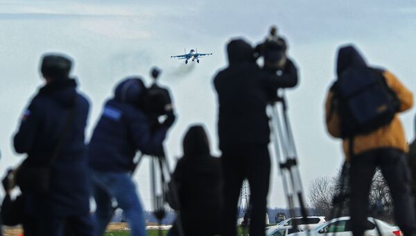 Журналисты наблюдают за посадкой на автотрассу в Ростовской области истребителя-бомбардировщика Су-34 в ходе летно-тактических учений 4-й армии ВВС и ПВО Южного военного округа Журналисты наблюдают за посадкой на автотрассу в Ростовской области истребителя-бомбардировщика Су-34 в ходе летно-тактических учений 4-й армии ВВС и ПВО Южного военного округа