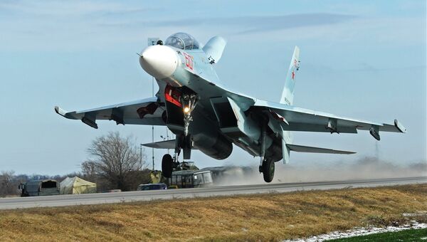 Тяжелый истребитель Су-30М2 во время посадки на автотрассу в Ростовской области в ходе летно-тактических учений 4-й армии ВВС и ПВО Южного военного округа Тяжелый истребитель Су-30М2 во время посадки на автотрассу в Ростовской области в ходе летно-тактических учений 4-й армии ВВС и ПВО Южного военного округа