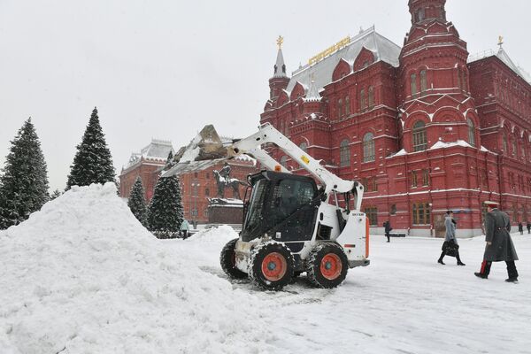 Сотрудники коммунальных служб Москвы ликвидируют последствия сильного снегопада на Манежной площади Сотрудники коммунальных служб Москвы ликвидируют последствия сильного снегопада на Манежной площади