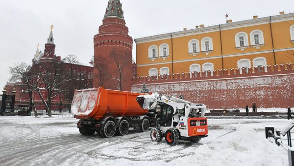 Снегоуборочная техника коммунальных служб Москвы во время ликвидации последствий сильного снегопада на Манежной площади возле Могилы Неизвестного Солдата Снегоуборочная техника коммунальных служб Москвы во время ликвидации последствий сильного снегопада на Манежной площади возле Могилы Неизвестного Солдата