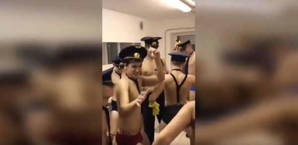Стоп-кадр из видео курсантов Ульяновского авиационного училища Стоп-кадр из видео курсантов Ульяновского авиационного училища