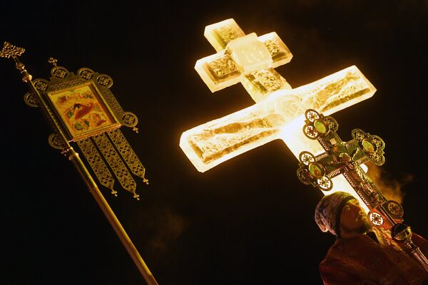 Верующий во время службы в Крещенский сочельник на Раифском озере неподалеку от Раифского Богородицкого мужского монастыря в Зеленодольском районе республики Татарстан Верующий во время службы в Крещенский сочельник на Раифском озере неподалеку от Раифского Богородицкого мужского монастыря в Зеленодольском районе республики Татарстан