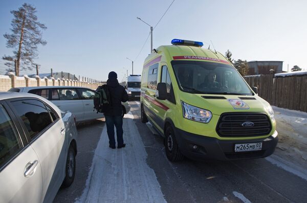 Автомобиль реанимации в микрорайоне Сосновый бор города Улан-Удэ, где произошло нападение на учеников и преподавателя школы №5 Автомобиль реанимации в микрорайоне Сосновый бор города Улан-Удэ, где произошло нападение на учеников и преподавателя школы №5
