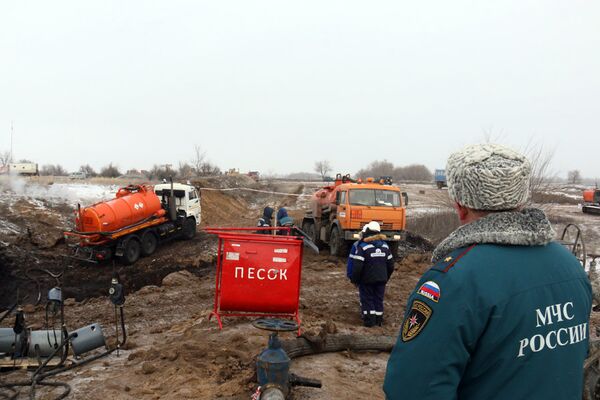 В Саратовской области ведутся работы по устранению последствий порыва магистрального нефтепровода. 19 января 2018 В Саратовской области ведутся работы по устранению последствий порыва магистрального нефтепровода. 19 января 2018