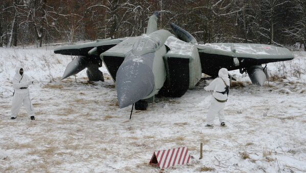 Военнослужащие 45-го отдельного инженерно-маскировочного полка развертывают средство маскировки войск в Московской области Военнослужащие 45-го отдельного инженерно-маскировочного полка развертывают средство маскировки войск в Московской области