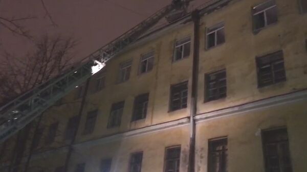 Работа пожарных на месте возгорания в здании Военно-морской академии в Петербурге Работа пожарных на месте возгорания в здании Военно-морской академии в Петербурге