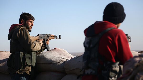 Бойцы Свободной сирийской армии стреляют в позиции курдов в районе Африн. 20 января 2018 Бойцы Свободной сирийской армии стреляют в позиции курдов в районе Африн. 20 января 2018