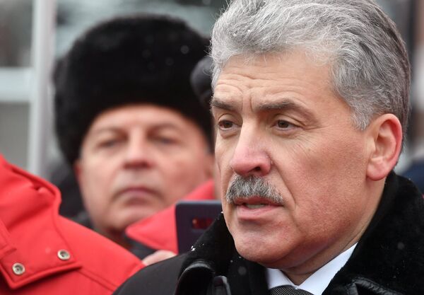 Кандидат в президенты РФ Павел Грудинин на возложении цветов и венков к Мавзолею В.И. Ленина на Красной площади. 21 января 2018 Кандидат в президенты РФ Павел Грудинин на возложении цветов и венков к Мавзолею В.И. Ленина на Красной площади. 21 января 2018