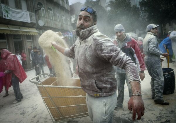 Участники мучного фестиваля Domingo Fareleiro в Испании Участники мучного фестиваля Domingo Fareleiro в Испании