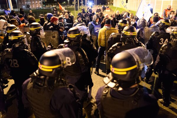 Участники акции протеста работников тюрем во Франции Участники акции протеста работников тюрем во Франции