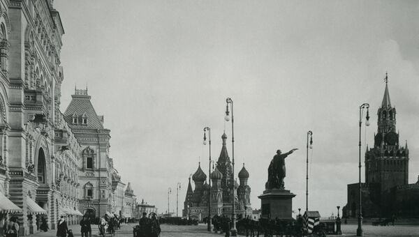 Чугунная литая колонна со светильником для лампы накаливания Чугунная литая колонна со светильником для лампы накаливания