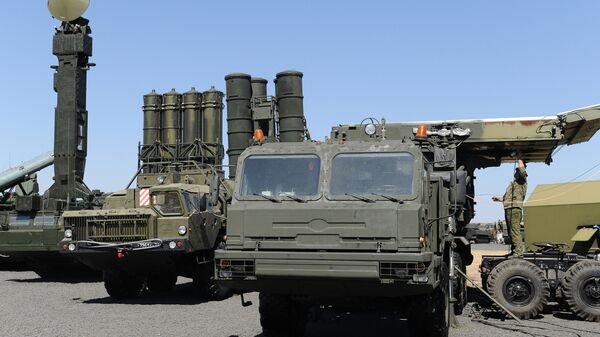 Зенитно-ракетный комплекс С-400 Триумф на выставочной площадке на полигоне Кадамовский в Ростовской области во время подготовки к международному военно-техническому форуму Армия-2017 Зенитно-ракетный комплекс С-400 Триумф на выставочной площадке на полигоне Кадамовский в Ростовской области во время подготовки к международному военно-техническому форуму Армия-2017