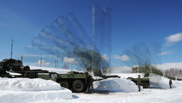 Военнослужащие 4-й бригады ПВО войск Воздушно-космической обороны (ВКО) во время развертывания Пусковой установки зенитной ракетной системы комплекса С-400 Триумф на полигоне в Московской области Военнослужащие 4-й бригады ПВО войск Воздушно-космической обороны (ВКО) во время развертывания Пусковой установки зенитной ракетной системы комплекса С-400 Триумф на полигоне в Московской области