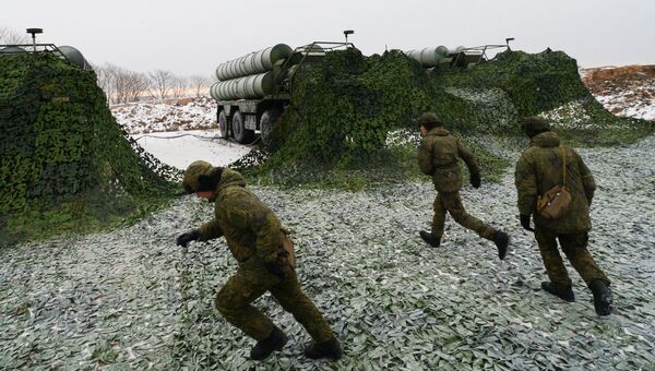 Служащие боевых расчетов зенитного ракетного полка соединения ПВО Восточного военного округа на боевом дежурстве по противовоздушной обороне Служащие боевых расчетов зенитного ракетного полка соединения ПВО Восточного военного округа на боевом дежурстве по противовоздушной обороне