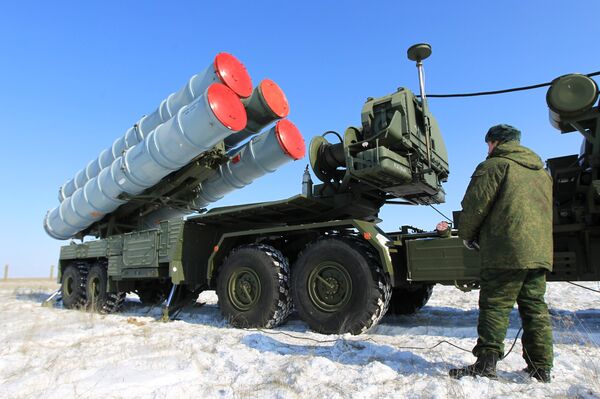 Пусковая установка зенитных ракет комплекса С-400 на территории государственного полигона Капустин Яр Пусковая установка зенитных ракет комплекса С-400 на территории государственного полигона Капустин Яр