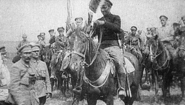 Вручение знамени Первой конной армии. Слева - командиры Первой конной Семен Буденный и Климент Ворошилов Вручение знамени Первой конной армии. Слева - командиры Первой конной Семен Буденный и Климент Ворошилов