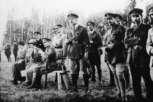 А.В. Тимирева, адмирал А. В. Колчак, глава британской миссии генерал А. Нокс и английские офицеры на учениях. Восточный фронт, 1919 год А.В. Тимирева, адмирал А. В. Колчак, глава британской миссии генерал А. Нокс и английские офицеры на учениях. Восточный фронт, 1919 год