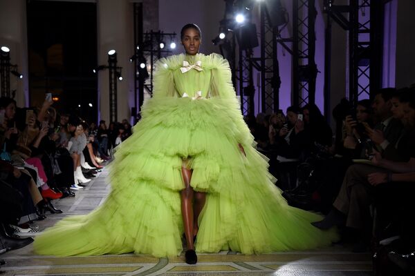 Показ коллекции Giambattista Valli в рамках Недели высокой моды в Париже Показ коллекции Giambattista Valli в рамках Недели высокой моды в Париже