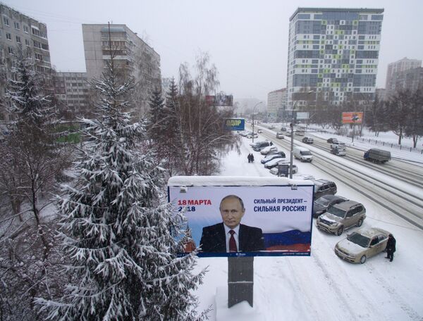 Предвыборный баннер в поддержку действующего президента РФ Владимира Путина в Новосибирске Предвыборный баннер в поддержку действующего президента РФ Владимира Путина в Новосибирске