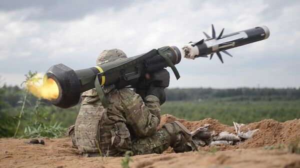 Американский военный производит выстрел из противотанкового ракетного комплекса (ПТРК) Javelin во время учений в Эстонии Американский военный производит выстрел из противотанкового ракетного комплекса (ПТРК) Javelin во время учений в Эстонии