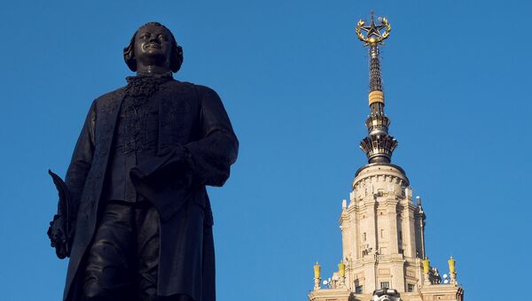 Памятник М.В. Ломоносову перед главным зданием МГУ на Воробьевых горах в Москве. Архивное фото Памятник М.В. Ломоносову перед главным зданием МГУ на Воробьевых горах в Москве. Архивное фото