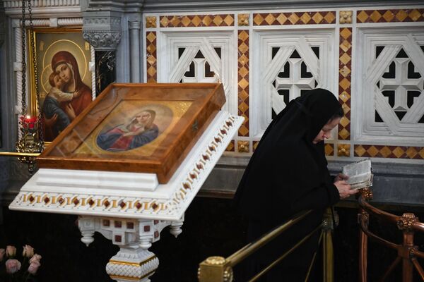 Верующая во время богослужения в день открытия XXVI Международных Рождественских чтений в кафедральном соборном Храме Христа Спасителя в Москве Верующая во время богослужения в день открытия XXVI Международных Рождественских чтений в кафедральном соборном Храме Христа Спасителя в Москве