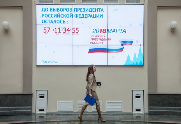 Экран с обратным отсчетом до выборов президента РФ в здании ЦИК в Москве. 19 января 2018 Экран с обратным отсчетом до выборов президента РФ в здании ЦИК в Москве. 19 января 2018