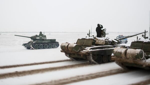 Танки Т-72 и Т-34 на репетиции парада, который пройдет в 75-ю годовщину победы Сталинградской битвы на Площади павших борцов в Волгограде Танки Т-72 и Т-34 на репетиции парада, который пройдет в 75-ю годовщину победы Сталинградской битвы на Площади павших борцов в Волгограде