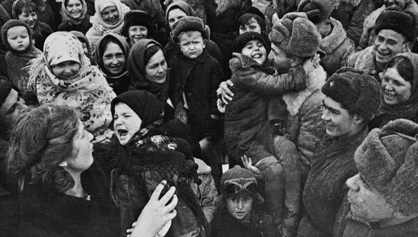 Великая Отечественная война 1941-1945 гг. Население Сталинграда встречает освободителей Великая Отечественная война 1941-1945 гг. Население Сталинграда встречает освободителей