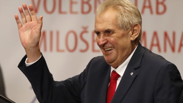 Действующий глава государства, кандидат на выборах президента Милош Земан приветствует своих сторонников в Праге, Чехия. 27 января 2018 Действующий глава государства, кандидат на выборах президента Милош Земан приветствует своих сторонников в Праге, Чехия. 27 января 2018
