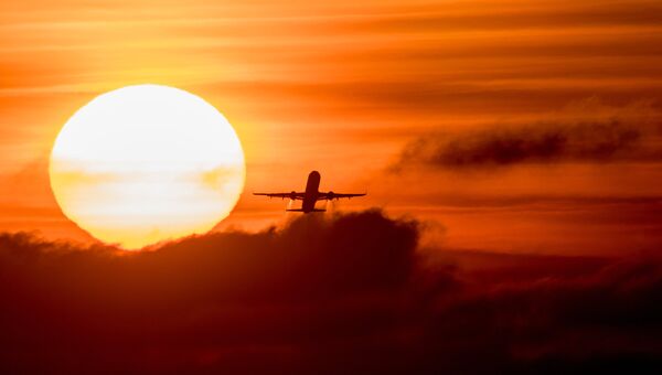 Летящий самолет Airbus. Архивное фото Летящий самолет Airbus. Архивное фото
