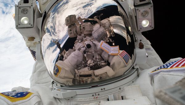 Сэлфи астронавта NASA Марка Ванде Хей во время выхода в открытый космос. 23 января 2018 года Сэлфи астронавта NASA Марка Ванде Хей во время выхода в открытый космос. 23 января 2018 года