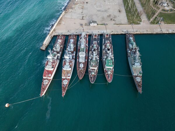 Военные корабли, которые ранее входили в состав военно-морских сил Украины, в бухте Севастополя Военные корабли, которые ранее входили в состав военно-морских сил Украины, в бухте Севастополя