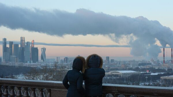 Люди на смотровой площадке в Москве