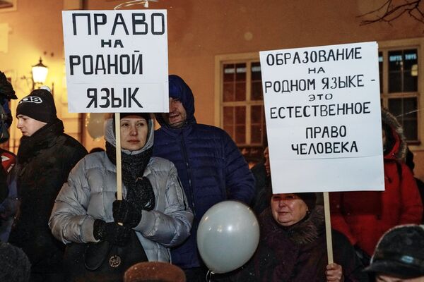 Участники акции против реформы, направленной на перевод всех школ национальных меньшинств на латышский язык обучения, в Риге Участники акции против реформы, направленной на перевод всех школ национальных меньшинств на латышский язык обучения, в Риге