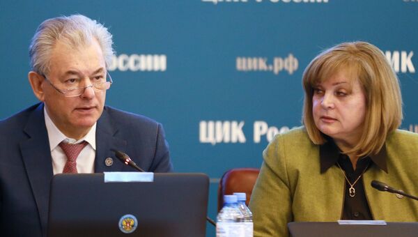 Председатель ЦИК РФ Элла Памфилова и заместитель председателя ЦИК РФ Николай Булаев на заседании о регистрации на должность президента РФ Владимира Путина. 6 февраля 2018 Председатель ЦИК РФ Элла Памфилова и заместитель председателя ЦИК РФ Николай Булаев на заседании о регистрации на должность президента РФ Владимира Путина. 6 февраля 2018