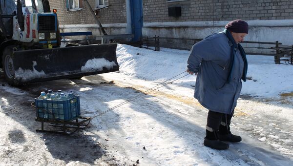 Жительница поселка Спартак после раздачи питьевой воды. Спартак, Донецкая народная республика Жительница поселка Спартак после раздачи питьевой воды. Спартак, Донецкая народная республика
