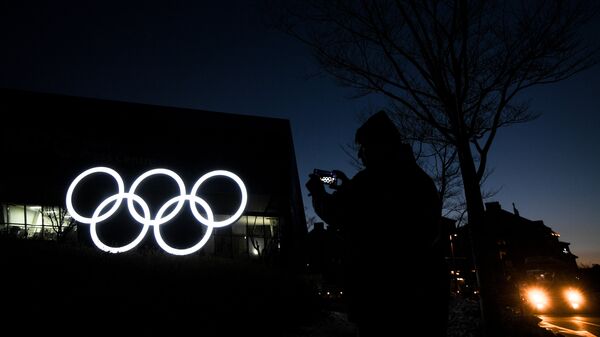 Олимпийские кольца у здания главного пресс-центра в Олимпийском парке в Пхенчхане