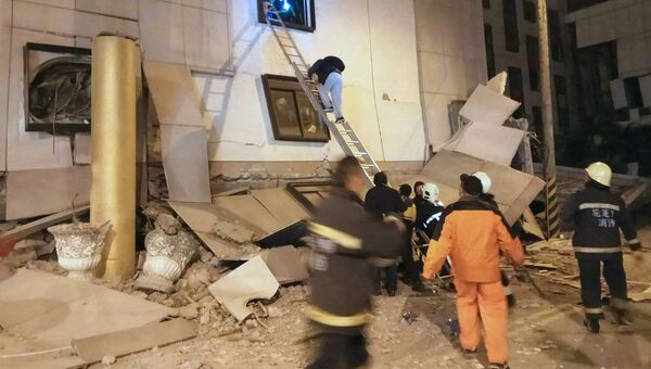 Последствия обрушения отеля в уезде Хуалянь на Тайване в результате землетрясения. 6 февраля 2018 Последствия обрушения отеля в уезде Хуалянь на Тайване в результате землетрясения. 6 февраля 2018