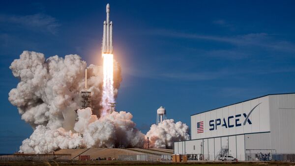 Cтарт ракеты-носителя Falcon Heavy с космодрома на мысе Канаверал Cтарт ракеты-носителя Falcon Heavy с космодрома на мысе Канаверал