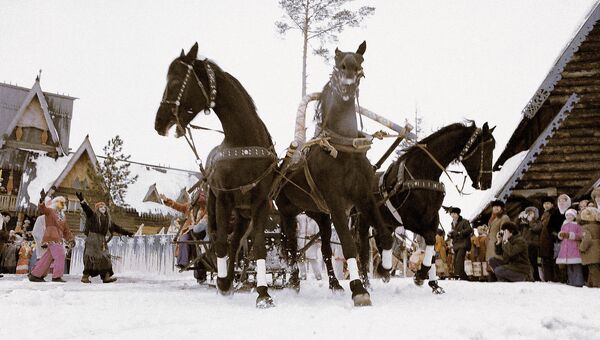 Русская тройка на празднике проводов зимы в Костроме. Архивное фото Русская тройка на празднике проводов зимы в Костроме. Архивное фото
