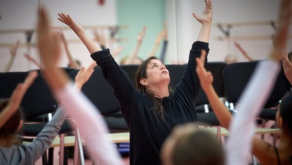 Представительница американского танцевального ансамбля The Martha Graham Dance Company, хореограф Дэнис Вейл на открытом уроке в Академии танца Бориса Эйфмана Представительница американского танцевального ансамбля The Martha Graham Dance Company, хореограф Дэнис Вейл на открытом уроке в Академии танца Бориса Эйфмана